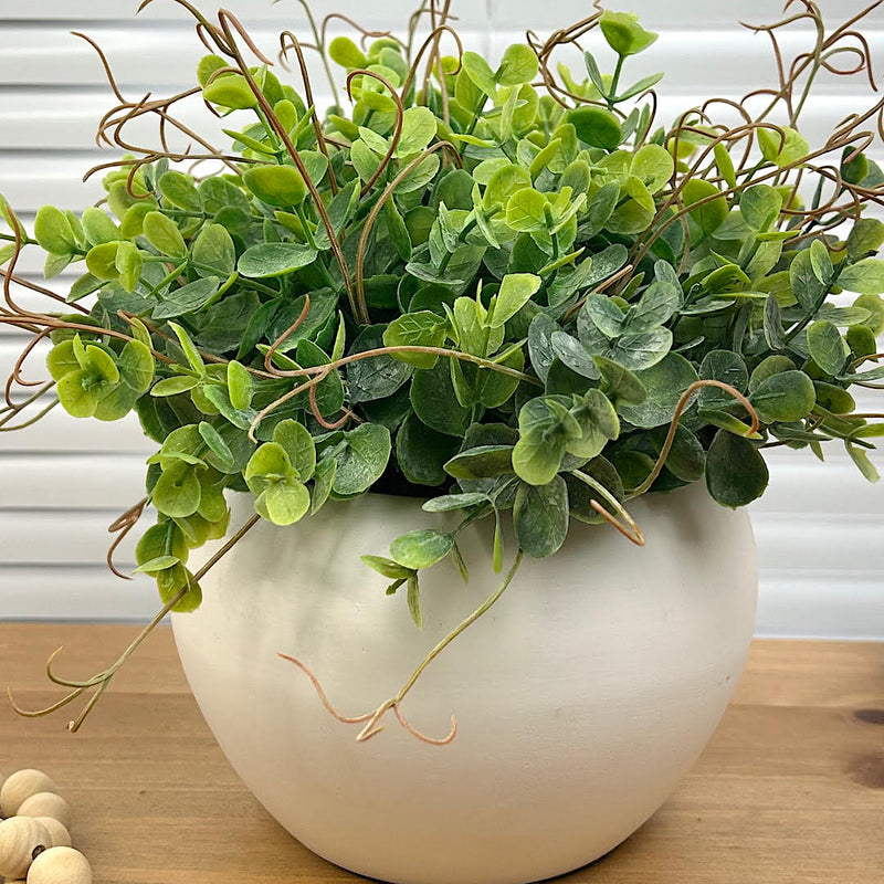 ARRANJO  BOLINHA NO VASO DE CERÂMICA BRANCO COM VERDINHOS 25AX26L/CM