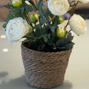 ARRANJO DE CAMÉLIAS BRANCAS NO CACHEPÔ DE PALHA NATURAL 43AX33L/CM