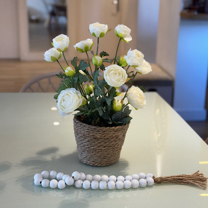 ARRANJO DE CAMÉLIAS BRANCAS NO CACHEPÔ DE PALHA NATURAL 43AX33L/CM