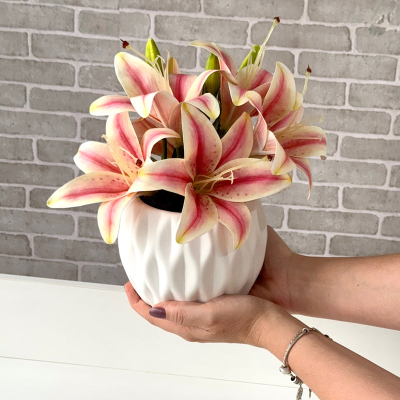 ARRANJO ELZA COM LÍRIOS ROSA SILICONADOS NO CACHEPO DE CERÂMICA 28AX25L/CM