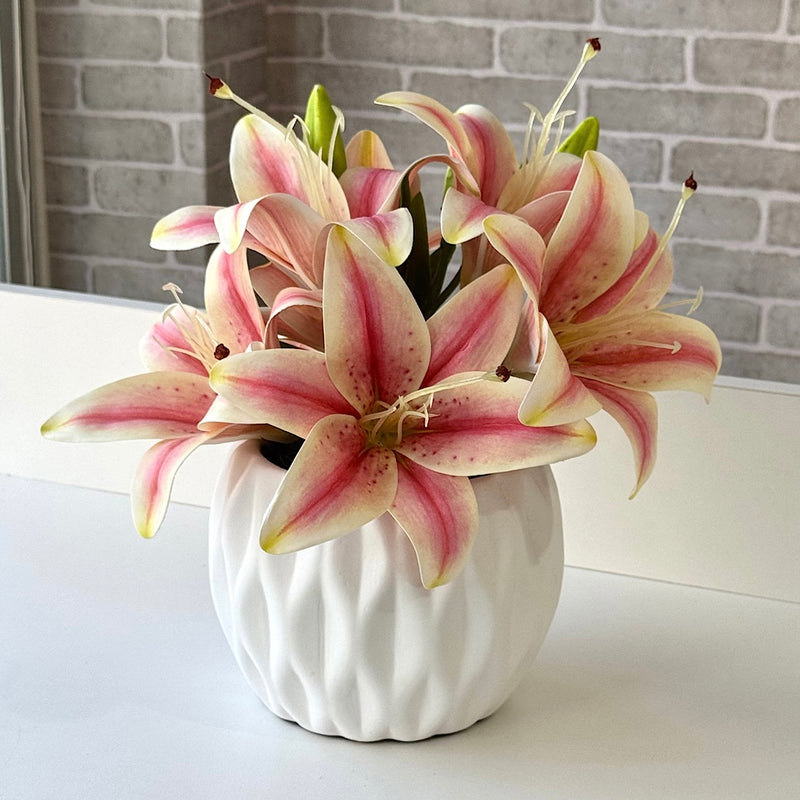 ARRANJO ELZA COM LÍRIOS ROSA SILICONADOS NO CACHEPO DE CERÂMICA 28AX25L/CM