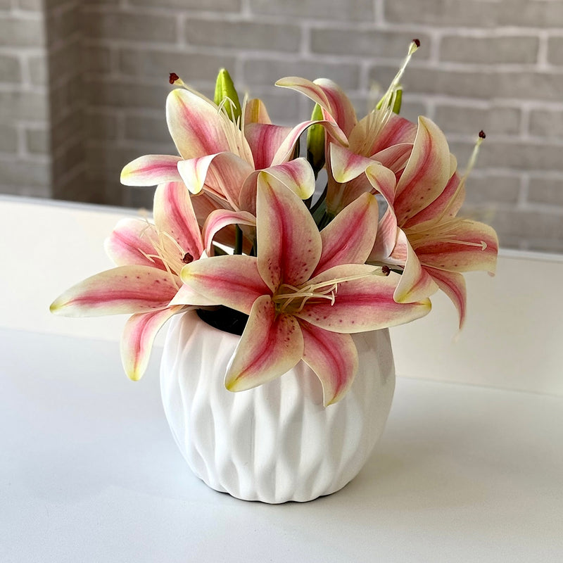 ARRANJO ELZA COM LÍRIOS ROSA SILICONADOS NO CACHEPO DE CERÂMICA 28AX25L/CM