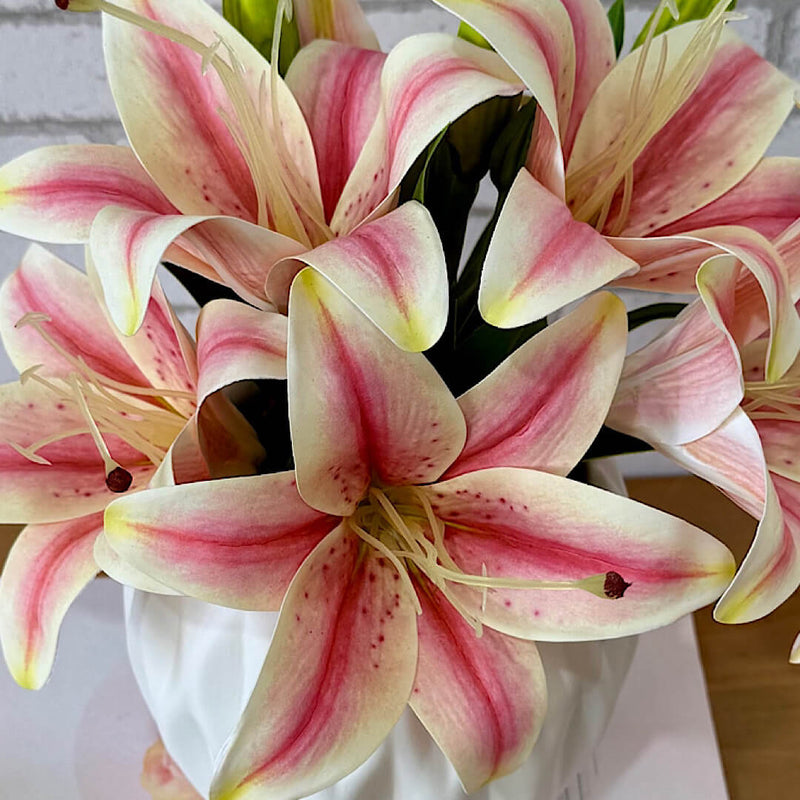 ARRANJO ELZA COM LÍRIOS ROSA SILICONADOS NO CACHEPO DE CERÂMICA 28AX25L/CM