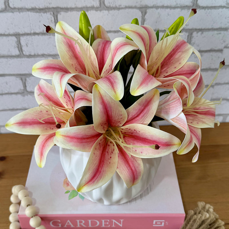 ARRANJO ELZA COM LÍRIOS ROSA SILICONADOS NO CACHEPO DE CERÂMICA 28AX25L/CM