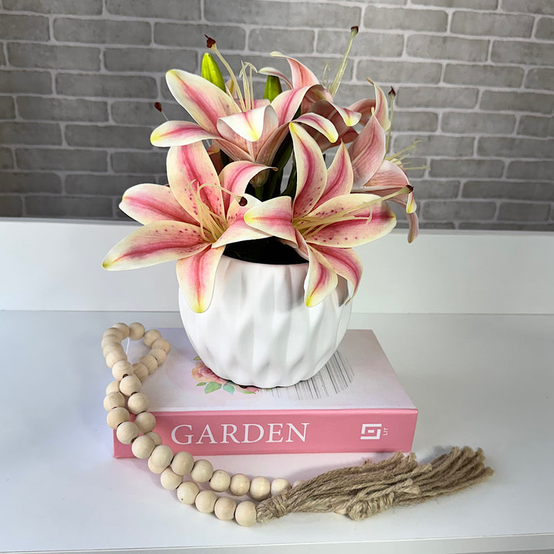 ARRANJO ELZA COM LÍRIOS ROSA SILICONADOS NO CACHEPO DE CERÂMICA 28AX25L/CM