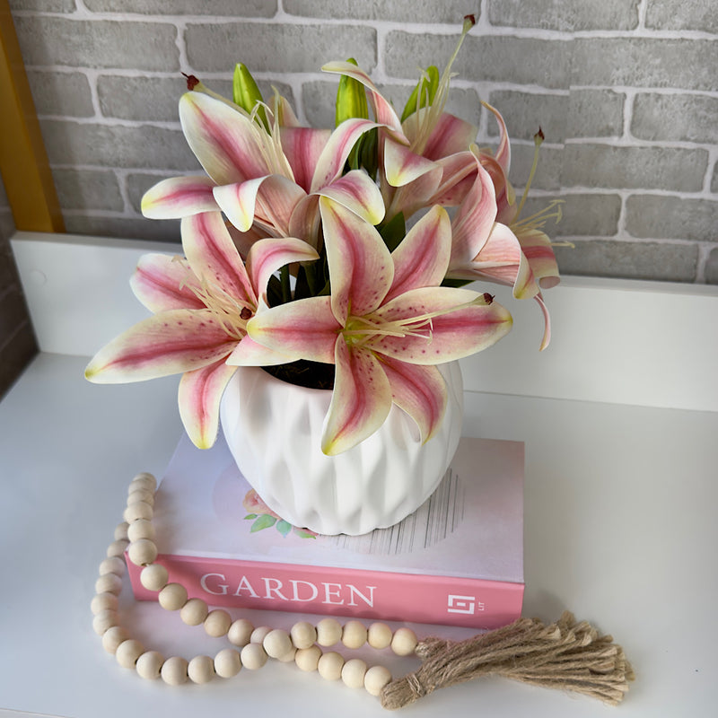 ARRANJO ELZA COM LÍRIOS ROSA SILICONADOS NO CACHEPO DE CERÂMICA 28AX25L/CM