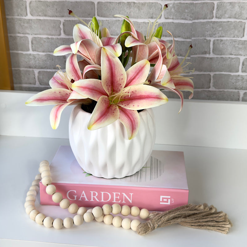 ARRANJO ELZA COM LÍRIOS ROSA SILICONADOS NO CACHEPO DE CERÂMICA 28AX25L/CM