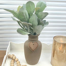 ARRANJO GARRAFA SEVILHA M CAPUCCINO COM FOLHAS VERDES AVELUDADS E CORAÇÃO 30AX18L/CM