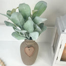 ARRANJO GARRAFA SEVILHA M CAPUCCINO COM FOLHAS VERDES AVELUDADS E CORAÇÃO 30AX18L/CM