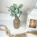 ARRANJO GARRAFA SEVILHA M CAPUCCINO COM FOLHAS VERDES AVELUDADS E CORAÇÃO 30AX18L/CM