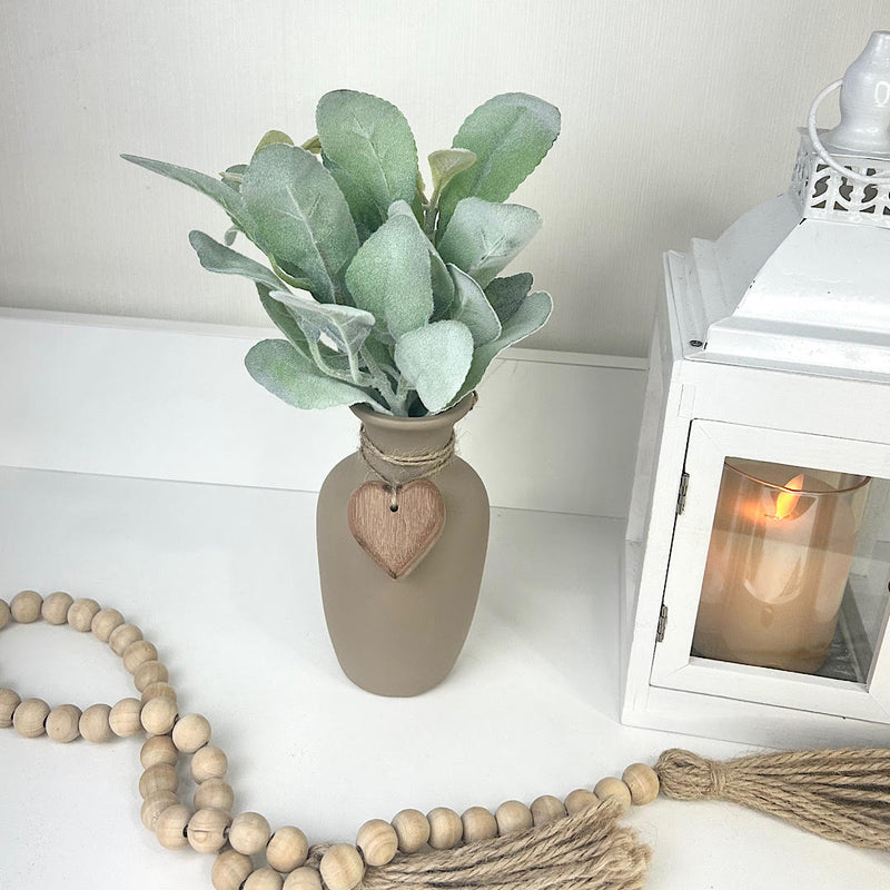 ARRANJO GARRAFA SEVILHA M CAPUCCINO COM FOLHAS VERDES AVELUDADS E CORAÇÃO 30AX18L/CM