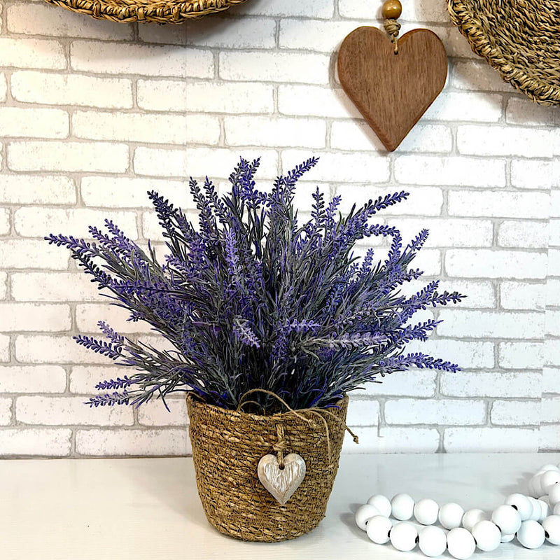 ARRANJO NO CACHEPÔ DE PALHA NATURAL COM LAVANDAS E CORAÇÃO 35AX35L/CM