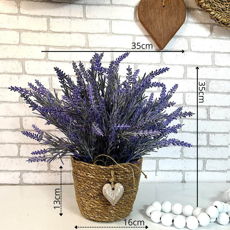 ARRANJO NO CACHEPÔ DE PALHA NATURAL COM LAVANDAS E CORAÇÃO 35AX35L/CM