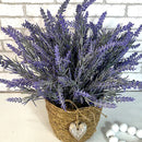 ARRANJO NO CACHEPÔ DE PALHA NATURAL COM LAVANDAS E CORAÇÃO 35AX35L/CM