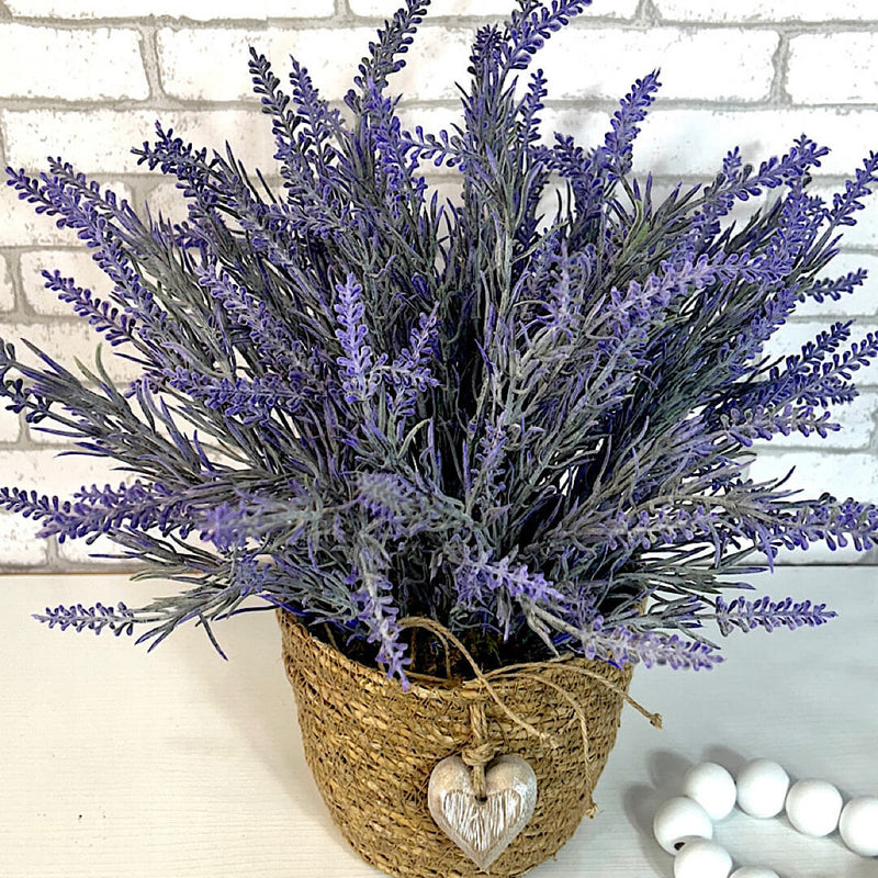 ARRANJO NO CACHEPÔ DE PALHA NATURAL COM LAVANDAS E CORAÇÃO 35AX35L/CM