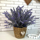 ARRANJO NO CACHEPÔ DE PALHA NATURAL COM LAVANDAS E CORAÇÃO 35AX35L/CM