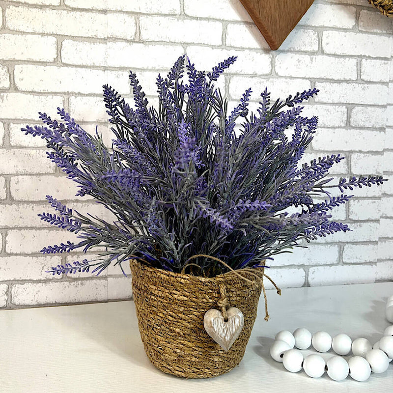 ARRANJO NO CACHEPÔ DE PALHA NATURAL COM LAVANDAS E CORAÇÃO 35AX35L/CM