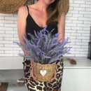 ARRANJO NO CACHEPÔ DE PALHA NATURAL COM LAVANDAS E CORAÇÃO 35AX35L/CM