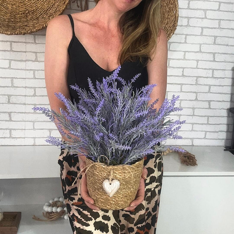 ARRANJO NO CACHEPÔ DE PALHA NATURAL COM LAVANDAS E CORAÇÃO 35AX35L/CM