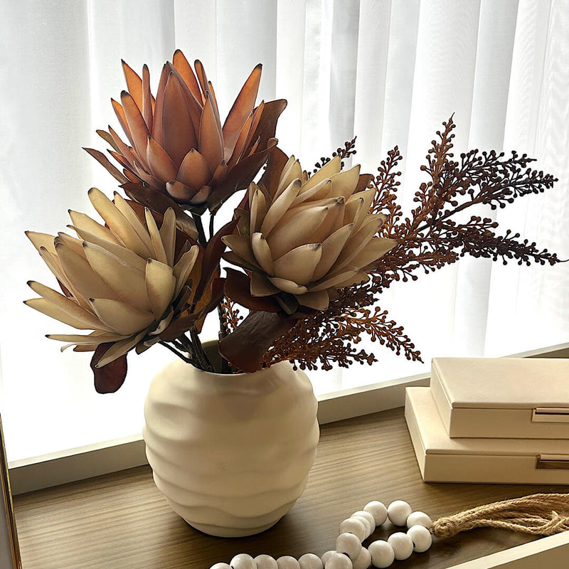 ARRANJO SERENA COM FLORES DE PROTEA 45AX38L/CM