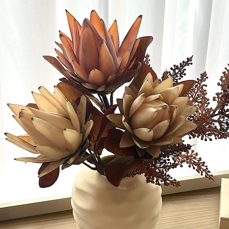 ARRANJO SERENA COM FLORES DE PROTEA 45AX38L/CM