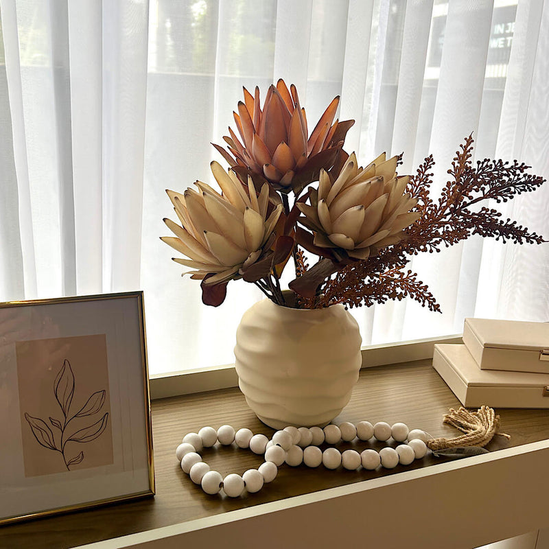 ARRANJO SERENA COM FLORES DE PROTEA 45AX38L/CM