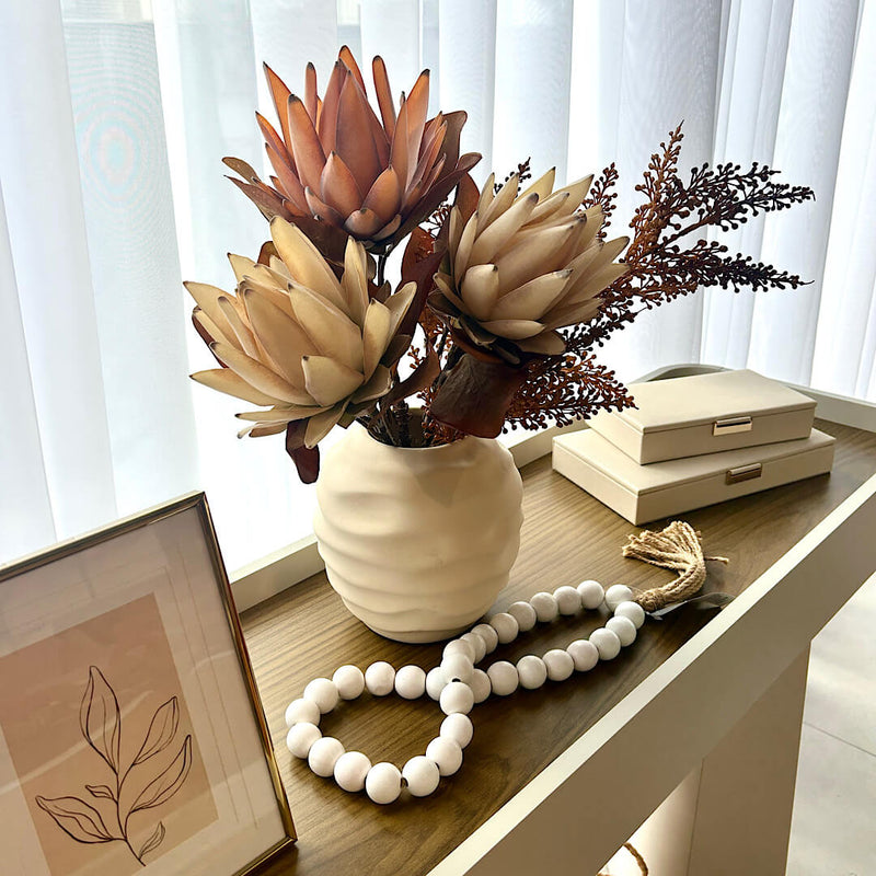 ARRANJO SERENA COM FLORES DE PROTEA 45AX38L/CM