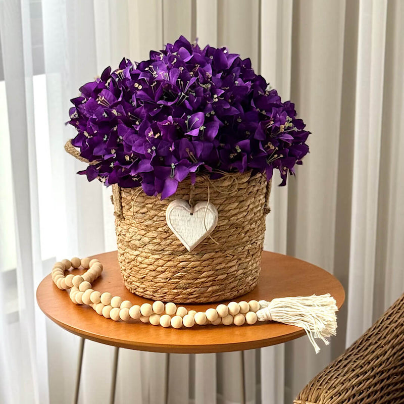CESTO EM PALHA NATURAL COM ALÇAS FLORES DE BOUGANVILLES ROXAS 40AX40L/CM