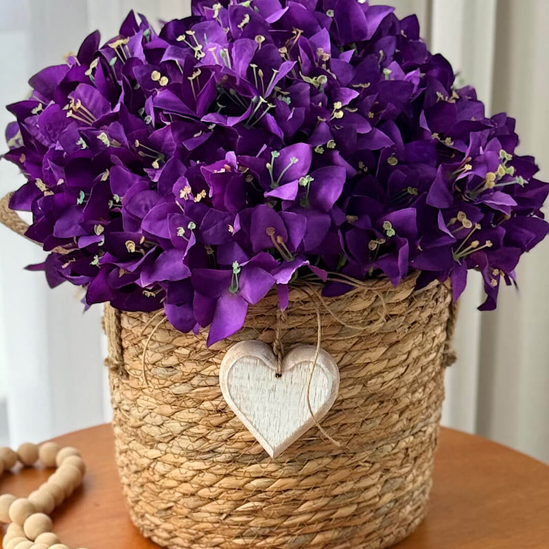 CESTO EM PALHA NATURAL COM ALÇAS FLORES DE BOUGANVILLES ROXAS 40AX40L/CM