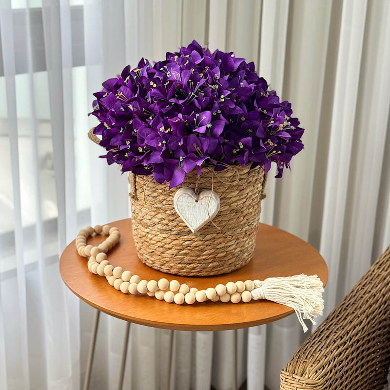 CESTO EM PALHA NATURAL COM ALÇAS FLORES DE BOUGANVILLES ROXAS 40AX40L/CM