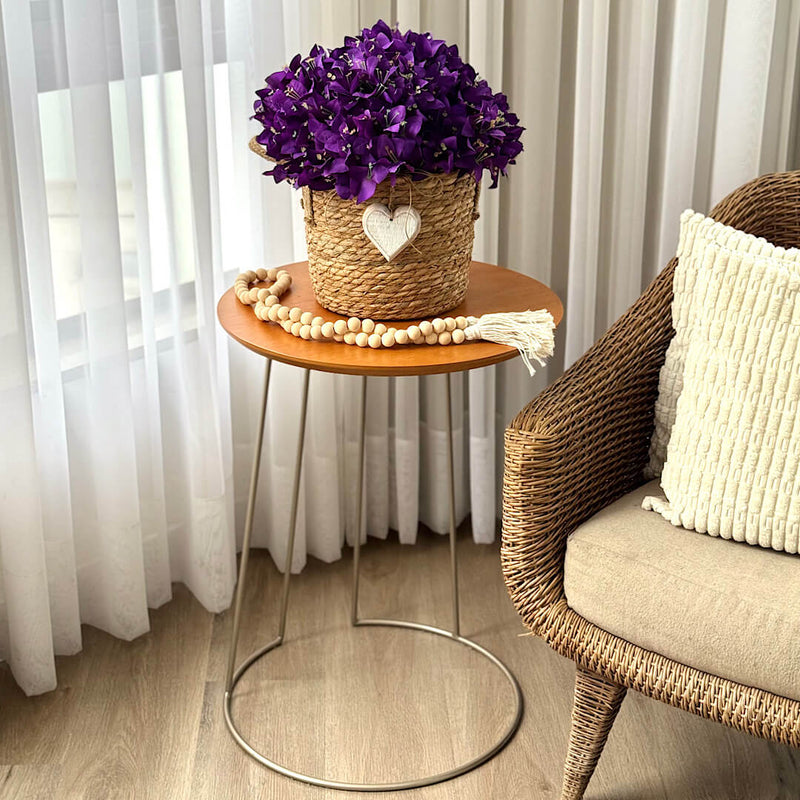 CESTO EM PALHA NATURAL COM ALÇAS FLORES DE BOUGANVILLES ROXAS 40AX40L/CM