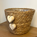 CESTO EM PALHA NATURAL COM CORAÇÕES DE MADEIRA 14AX20L/CM