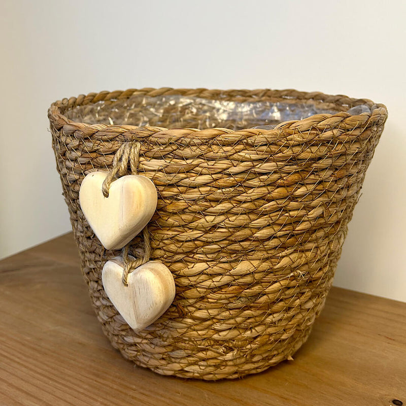 CESTO EM PALHA NATURAL COM CORAÇÕES DE MADEIRA 14AX20L/CM