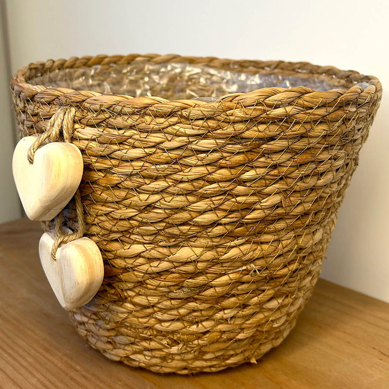 CESTO EM PALHA NATURAL COM CORAÇÕES DE MADEIRA 14AX20L/CM