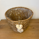 CESTO EM PALHA NATURAL COM CORAÇÕES DE MADEIRA 14AX20L/CM