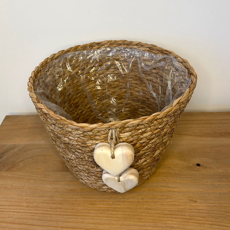 CESTO EM PALHA NATURAL COM CORAÇÕES DE MADEIRA 14AX20L/CM