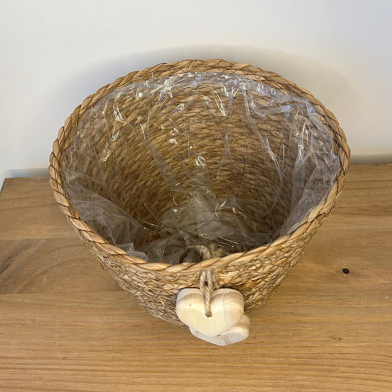CESTO EM PALHA NATURAL COM CORAÇÕES DE MADEIRA 14AX20L/CM