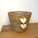 CESTO EM PALHA NATURAL COM CORAÇÕES DE MADEIRA 14AX20L/CM