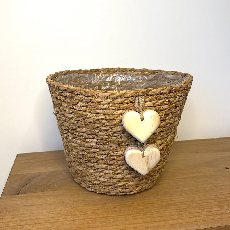 CESTO EM PALHA NATURAL COM CORAÇÕES DE MADEIRA 14AX20L/CM