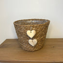 CESTO EM PALHA NATURAL COM CORAÇÕES DE MADEIRA 14AX20L/CM