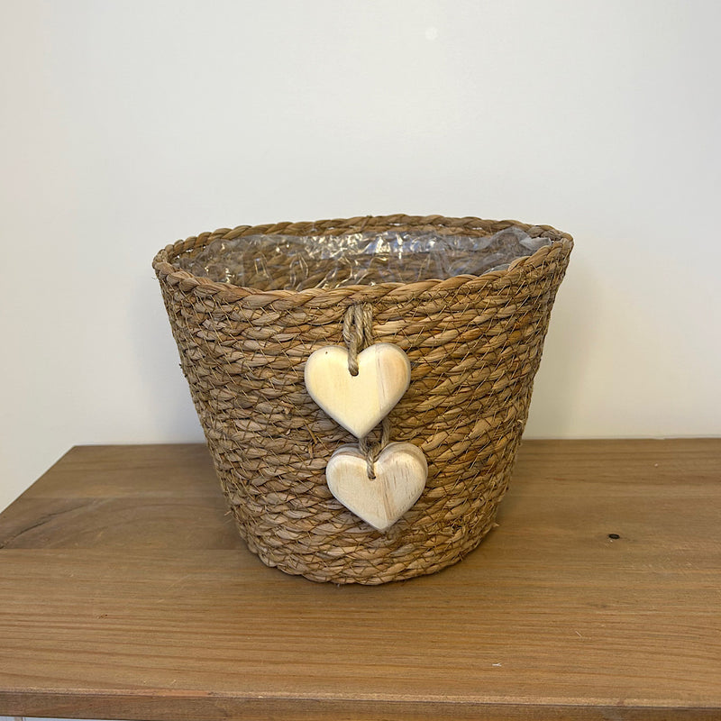 CESTO EM PALHA NATURAL COM CORAÇÕES DE MADEIRA 14AX20L/CM
