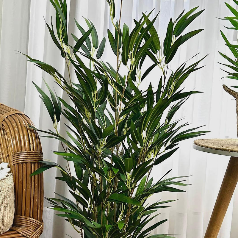 CESTO FER EM PALHA NATURAL COM ÁRVORE DE BAMBU E CORAÇÕES 1,10AX47L/CM