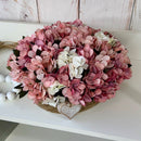 CESTO REDONDO M EM PALHA COM HORTÊNSIAS ENVELHECIDAS ROSADAS E CORAÇÃO 16AX32L/CM