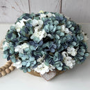 CESTO REDONDO M EM PALHA COM HORTÊNSIAS AZUIS ENVELHECIDAS E CORAÇÃO DE MADEIRA 16AX32L/CM