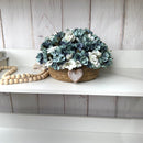 CESTO REDONDO M EM PALHA COM HORTÊNSIAS AZUIS ENVELHECIDAS E CORAÇÃO DE MADEIRA 16AX32L/CM