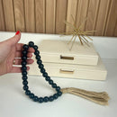 COLAR DECORATIVO EM MADEIRA COM BOLAS PRETAS 35CM