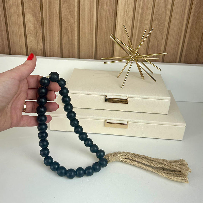 COLAR DECORATIVO EM MADEIRA COM BOLAS PRETAS 35CM