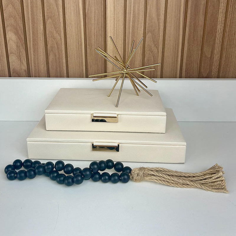 COLAR DECORATIVO EM MADEIRA COM BOLAS PRETAS 35CM