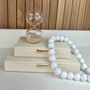 COLAR DECORATIVO MADEIRA COM BOLAS BRANCAS 50CM