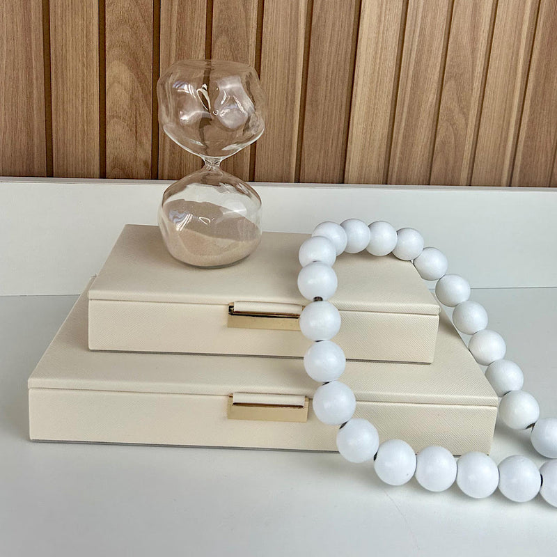 COLAR DECORATIVO MADEIRA COM BOLAS BRANCAS 50CM